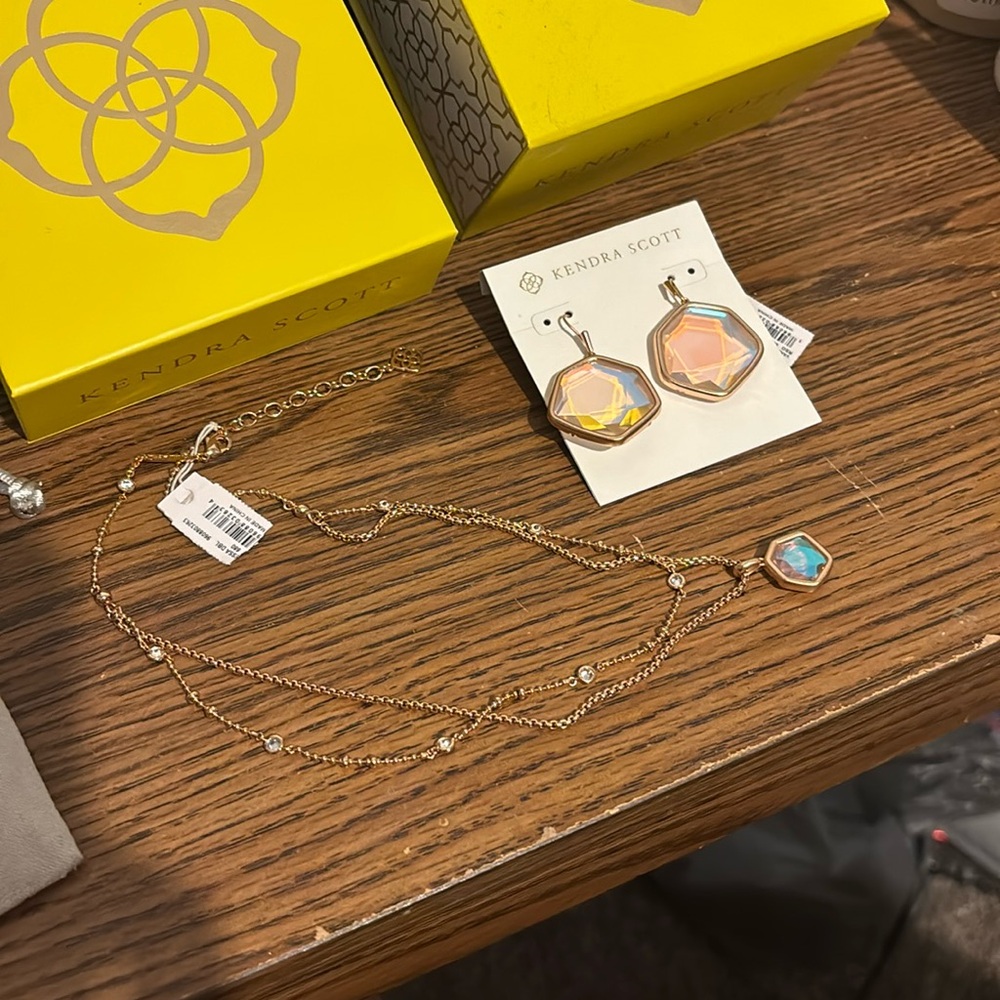 Kendra Scott necklace and earrings set!